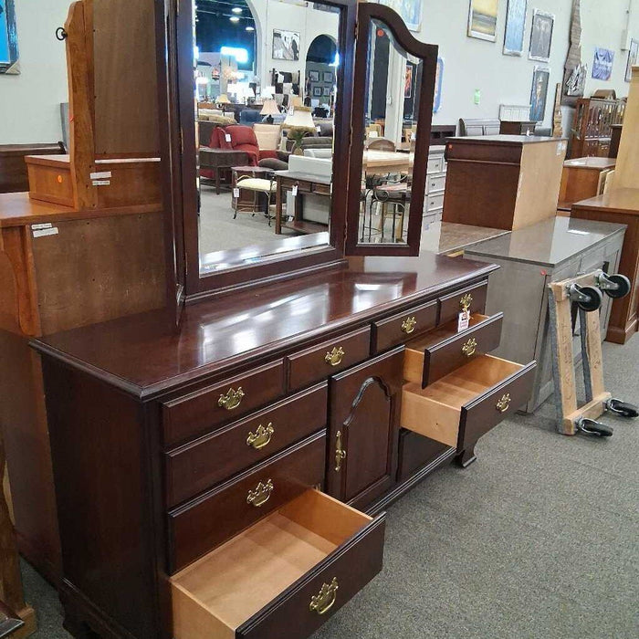 Kincaid Cherry 11 Dwr Dresser w/ Mirror