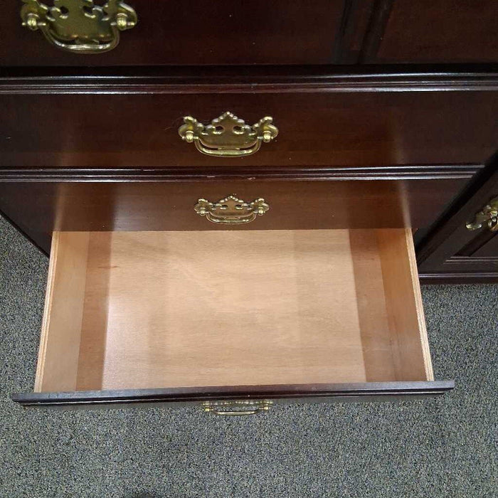 Kincaid Cherry 11 Dwr Dresser w/ Mirror