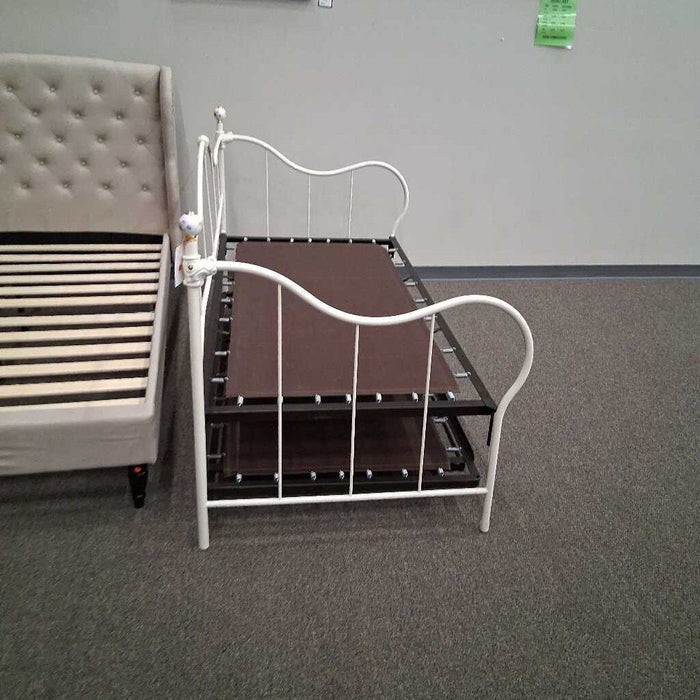 Metal Frame Daybed w/ Trundle