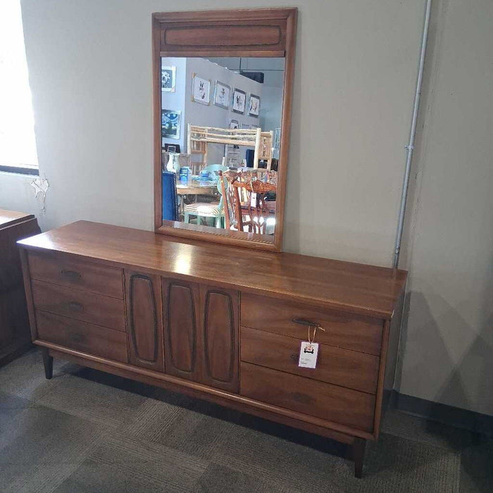 Vintage 9 Dwr Dresser w/ Mirror