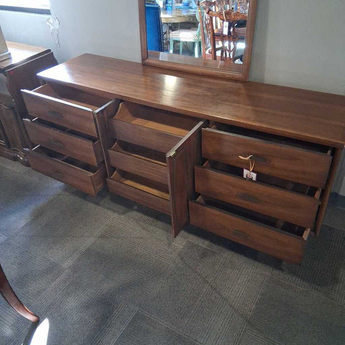 Vintage 9 Dwr Dresser w/ Mirror