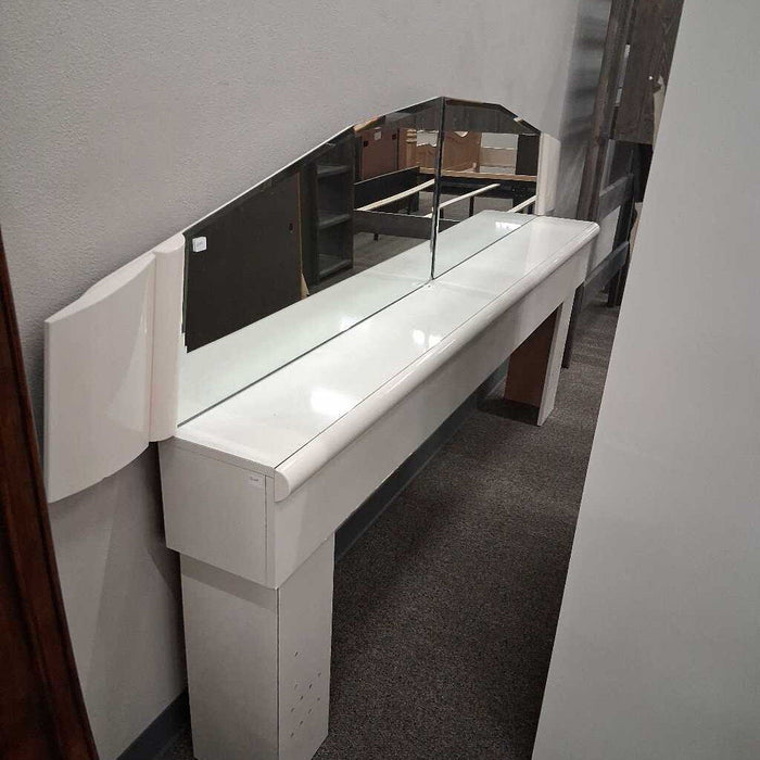 Post Modern E.K 6 Pc Bedroom Set