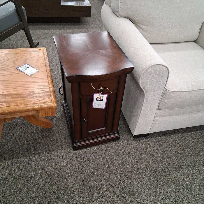 Cherry Pwr End Table w/ Dwr