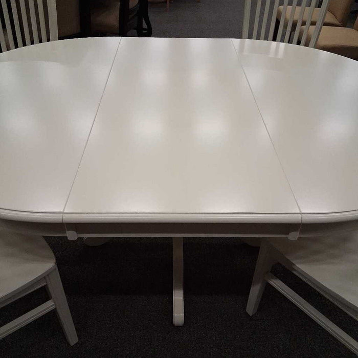 Pier 1 White Table w/ 4Ch 1L