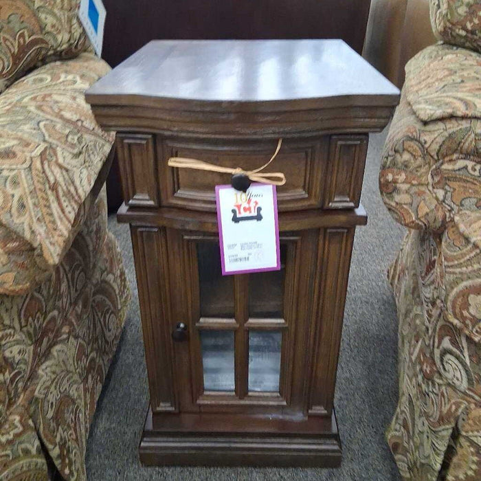 Slim Cherry 1 Dwr End Table w/ Pwr