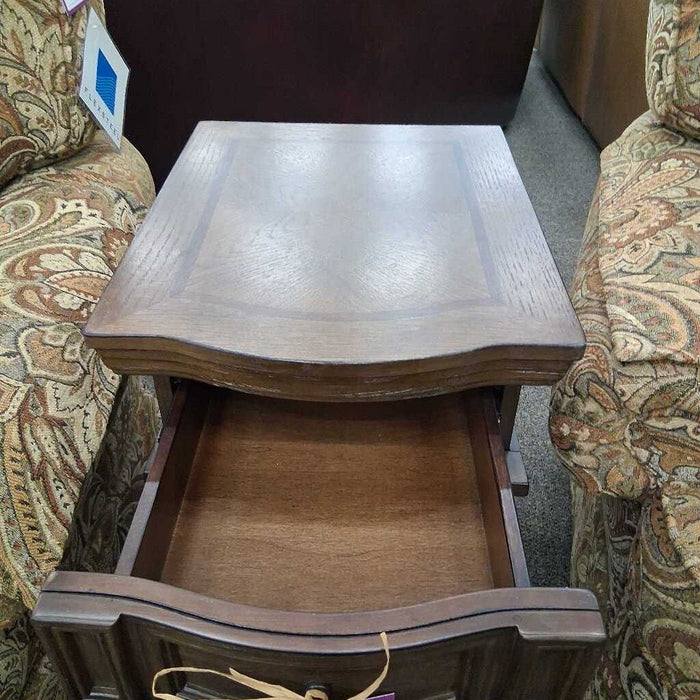 Slim Cherry 1 Dwr End Table w/ Pwr