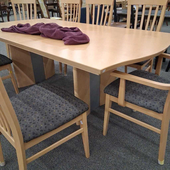 Italian Blonde Dining Table w/ 8 Ch 1L