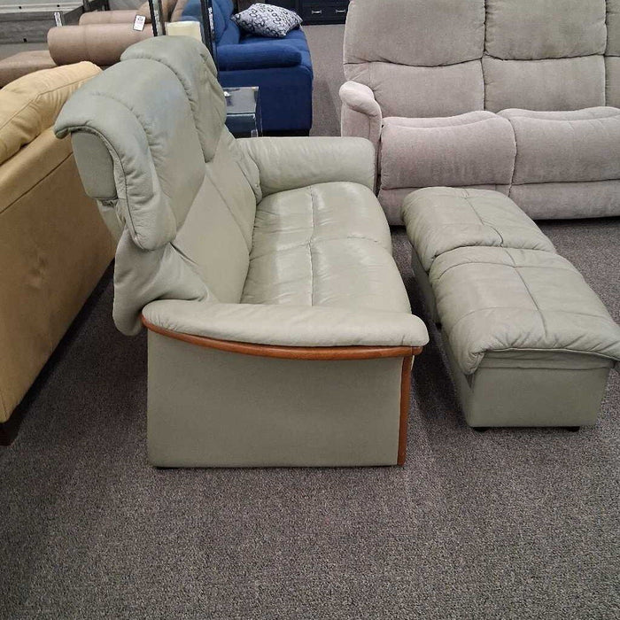 Ekornes Sage Loveseat w/ 2 Ottoman