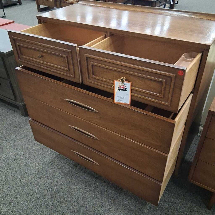 Broyhill 5 Dwr McM Vintage Dresser