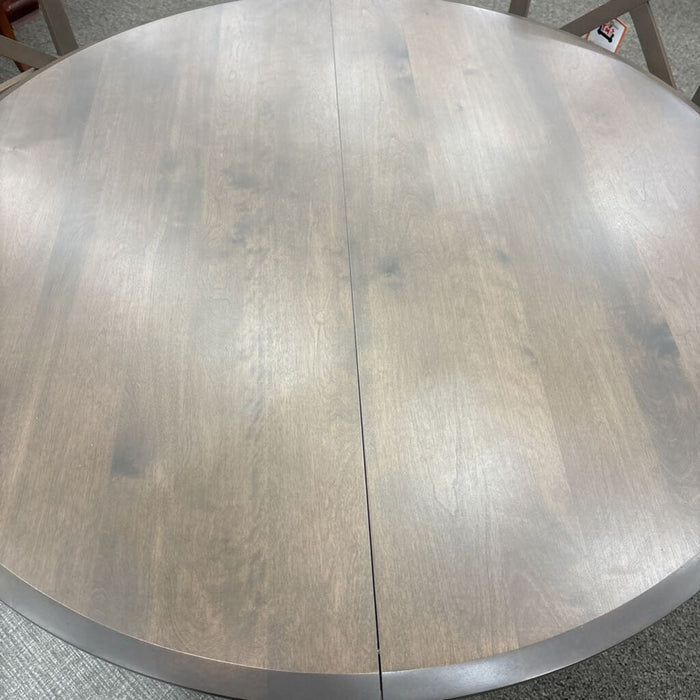 Canadel Round Dining Table w/ 4 CH 1L