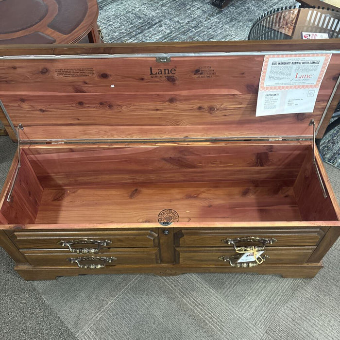 Vintage Lane Cedar Chest (No Key)