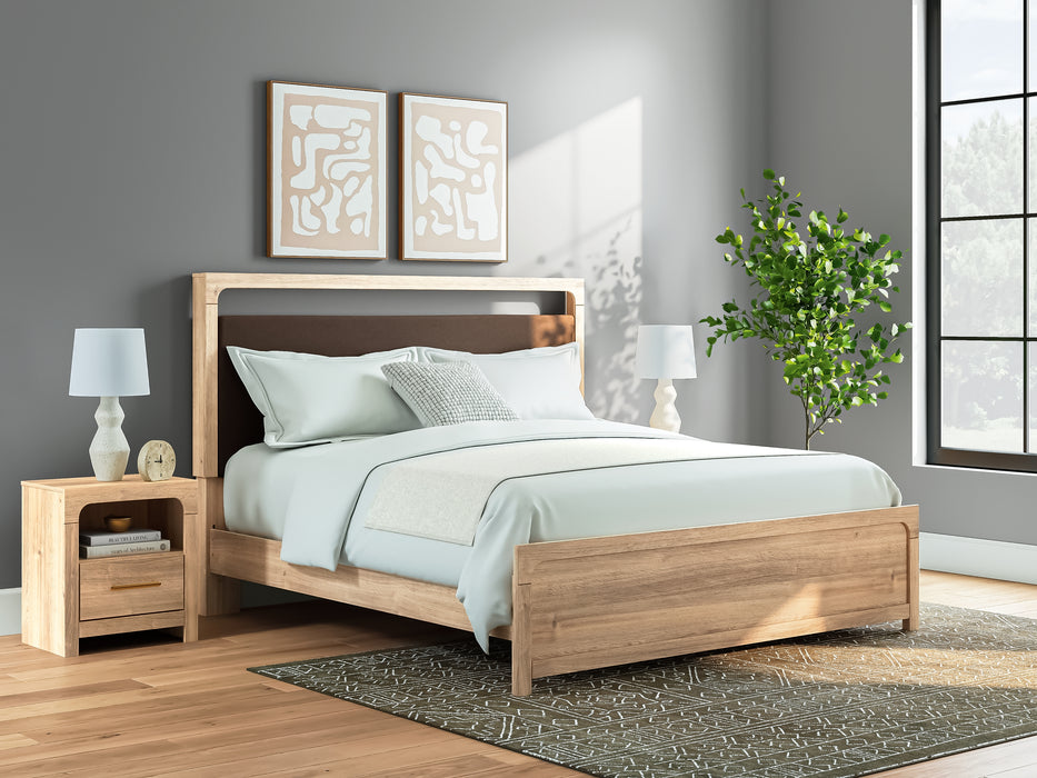 Kinlanni King Upholstered Platform Bed, Dresser and Mirror