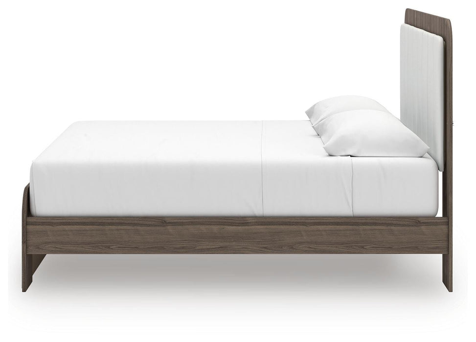Kendanport King Upholstered Bed