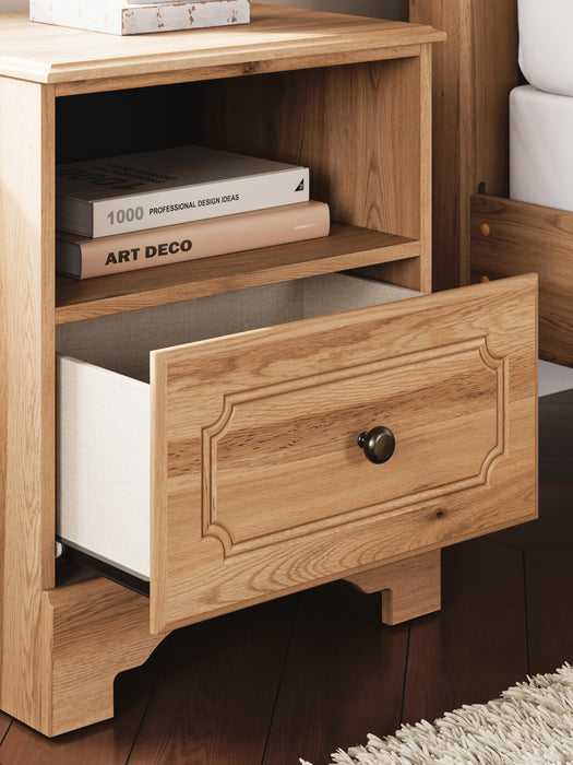 Galletyn King Panel Bed with Mirrored Dresser and Nightstand