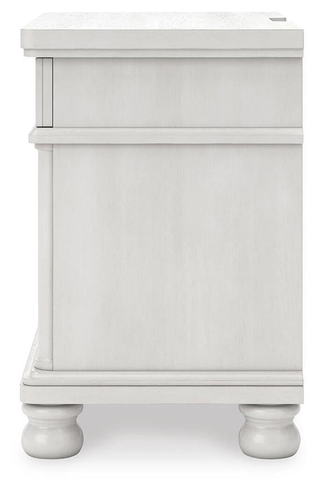 Chadworth Queen Poster Bed, Dresser, Mirror and Nightstand